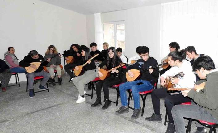 TÜRK HALK MÜZİĞİ SANATÇISI VE BAĞLAMA VİRTÜÖZÜ ERDAL ERZİNCAN, BAĞLAMA