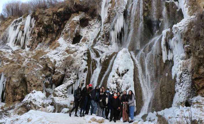 Erzincan’da doğal güzelliğiyle öne çıkan Girlevik Şelalesi, hava sıcaklığının sıfırın
