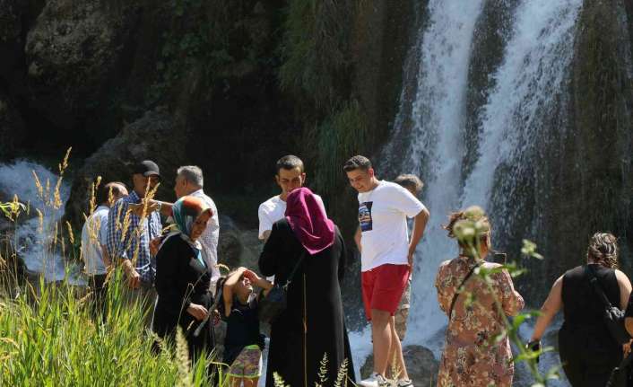Erzincan’da, Girlevik Şelalesi’nde hafta sonu yoğunluğu yaşandı. Şelale, yerli ve