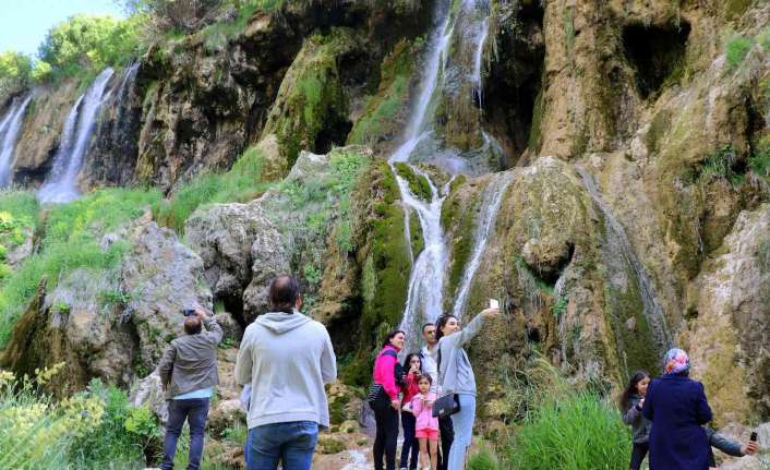 Erzincan’da, havaların ısınmasıyla birlikte Girlevik Şelalesi’nde hafta sonu yoğunluğu yaşandı.