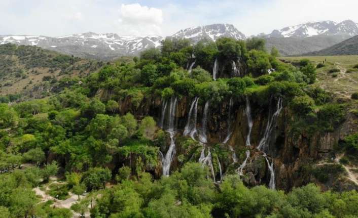 Erzincan’da, havaların ısınmasıyla birlikte Girlevik Şelalesi’nde yoğunluk yaşandı. Şelale, yerli