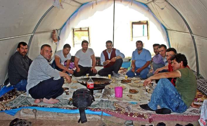 Erzincan’da yaz aylarından yüksek rakımlı yaylalara çıkan göçerler zor hayat