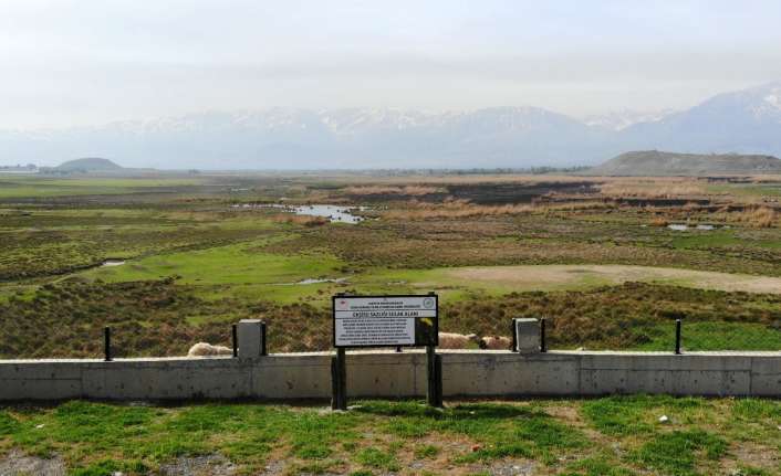 Munzur ile Keşiş Dağları arasındaki ovada yer alan ve 14