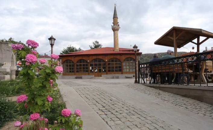 ERZİNCAN'IN KEMAH İLÇESİNDE OSMANLI VALİLERİNDEN EMİR GÜLABİBEY TARAFINDAN 12 DİREK