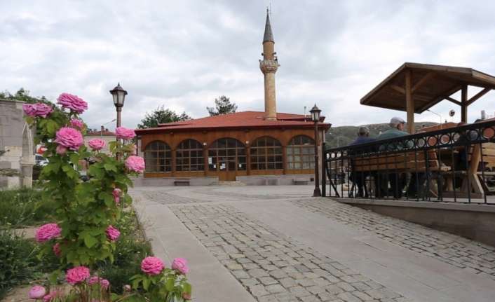 Erzincan’ın Kemah ilçesinde Osmanlı valilerinden Emir Gülabibey tarafından 12 direk