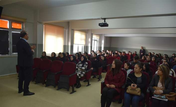 Erzincan İl Milli Eğitim Müdürü Aziz Gün, öğrencilere nasihatte bulunarak,