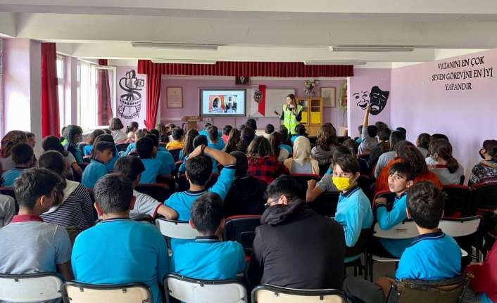 Erzincan’da “Güvenli Okul Güvenli Gelecek Projesinde” bilgilendirme faaliyetleri devam ediyor.
