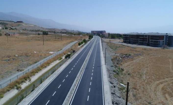 Erzincan’da Hacı Ali Akın Caddesi’ndeki yenileme çalışmalarını tamamladı.