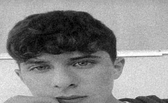Erzincan’da arkadaşlarıyla halı sahada futbol oynarken kalp krizi geçiren 16