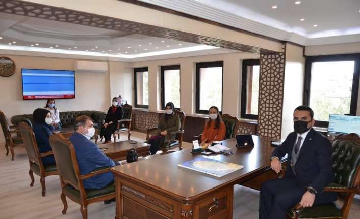 Tercan İlçe Halk Eğitim Merkezi Müdürü Yahya Güneş, öğretmen ve