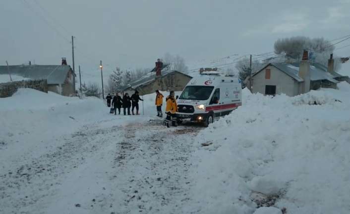 Erzincan’ın Refahiye ilçesinde yolu kar ve tipi nedeniyle kapanan köyde