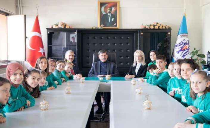 Demirkent TOKİ İlkokulu 3/A sınıfı öğrencileri, Belediye Başkanı Bekir Aksun’u