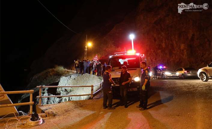 Erzincan’ın Kemaliye ilçesinde 5 kişinin hayatını kaybettiği kaza mahallinde Vali