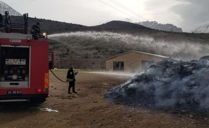 Erzincan’ın Tatlısu köyünde hayvan ağılında çıkan yangın itfaiye ekiplerinin müdahalesiyle