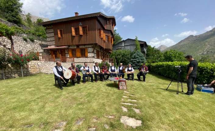 TRT Müzik ekranlarında yönetmenliğini Murat Özer’in yaptığı Heybemdeki Türküler isimli