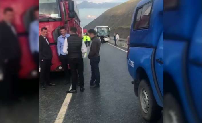 Erzincan-Sivas karayolu Sakaltutan mevkiinde meydana gelen heyelan nedeniyle bir süre