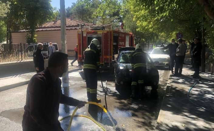 İÇERİSİNDE ASKERLERİN BULUNDUĞU OTOMOBİLDE ÇIKAN YANGIN PANİĞE NEDEN OLDU