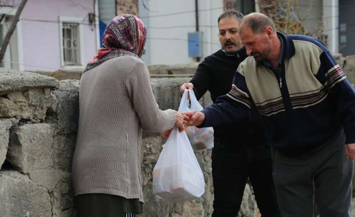 İHTİYAÇ SAHİBİ VATANDAŞLARA İFTAR YEMEĞİ DAĞITILIYOR