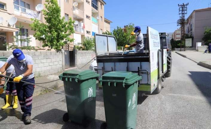 Erzincan Belediyesi Temizlik İşleri Müdürlüğü ekipleri tüm yaya kaldırımları ve
