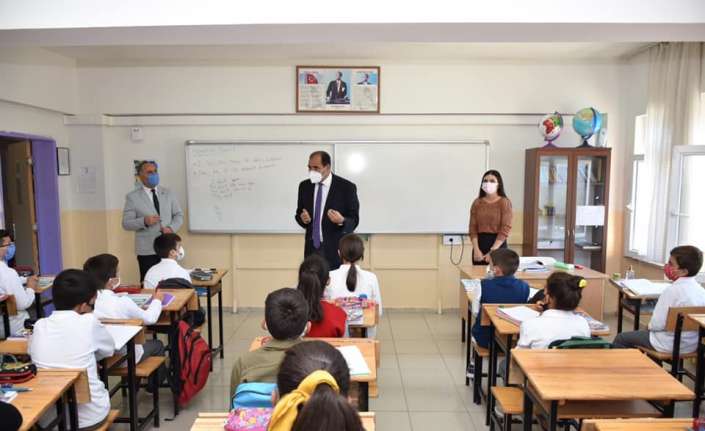 Erzincan İl Milli Eğitim Müdürü Aziz Gün, okul ziyaretlerine merkezdeki