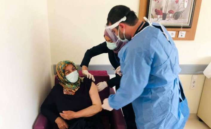 Erzincan’ın Refahiye ve Tercan ilçelerinde de Biontech aşısı uygulanmaya başlandı.