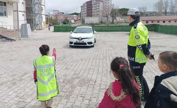 ERZİNCAN’IN KEMAH VE REFAHİYE İLÇELERİNDE ÖĞRENCİLERE,  BÖLGE TRAFİK İSTASYON