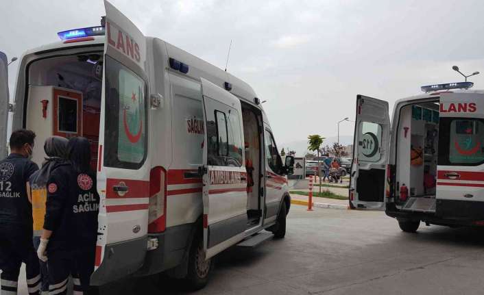 Erzincan’ın İliç ilçesinde yoldan çıkarak toprak yığınına çarpan otomobildeki 5