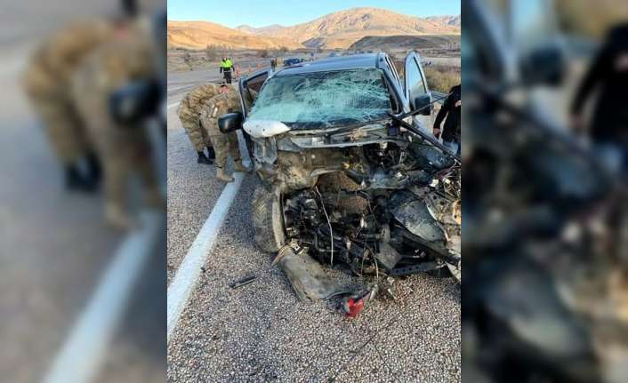 Erzincan’ın İliç ilçesinde iki otomobilin çarpışması sonucu meydana gelen trafik