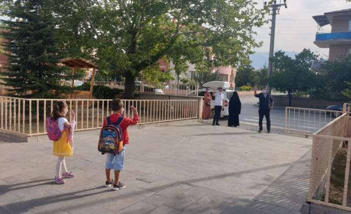 Tüm Türkiye’de korona virüs pandemisi önlemleriyle birinci sınıflar ve ana