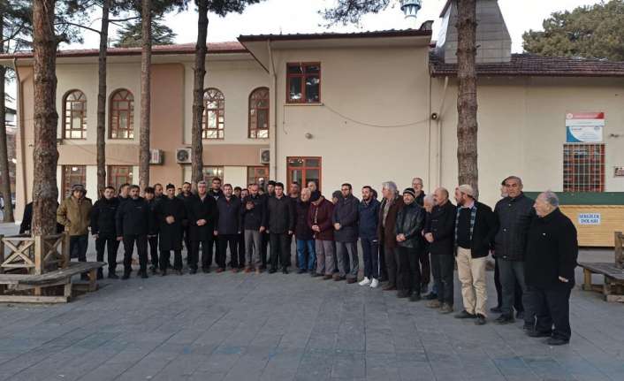İsveçli aşırı sağcı siyasetçinin Kuran-ı Kerim yakmasına TÜGVA Erzincan Şubesinden Büyük Tepki İsveç’te aşırı sağcı Stram Kurs partisinin kurucusu Rasmus Paludan, Türkiye’nin