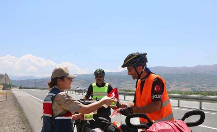Erzincan’da jandarma ekipleri yol kontrol noktasında vatandaşlara aşure ikram etti.
