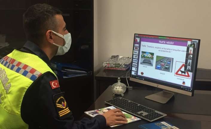 Erzincan’da jandarma tarafından ilköğretim okulu öğrencilerine online trafik eğitimi verildi.