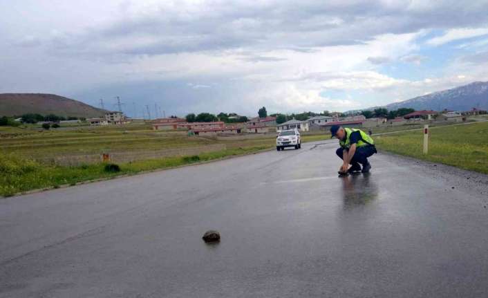 Erzincan’da jandarma trafik ekibi, yolu kısa bir süre araç trafiğine