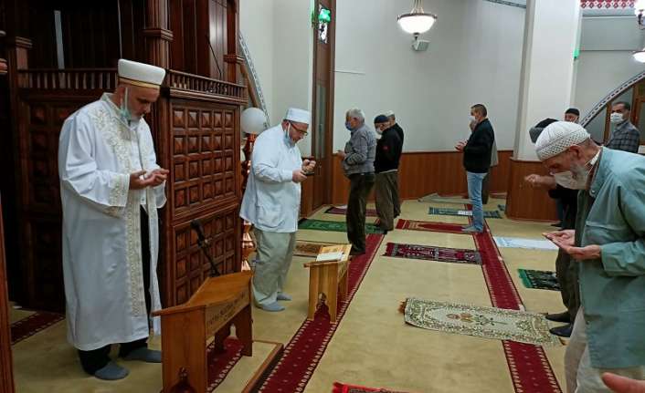 Kadir Gecesi nedeniyle vatandaşlar Covid-19 tedbirlerini dikkate alarak camileri akın