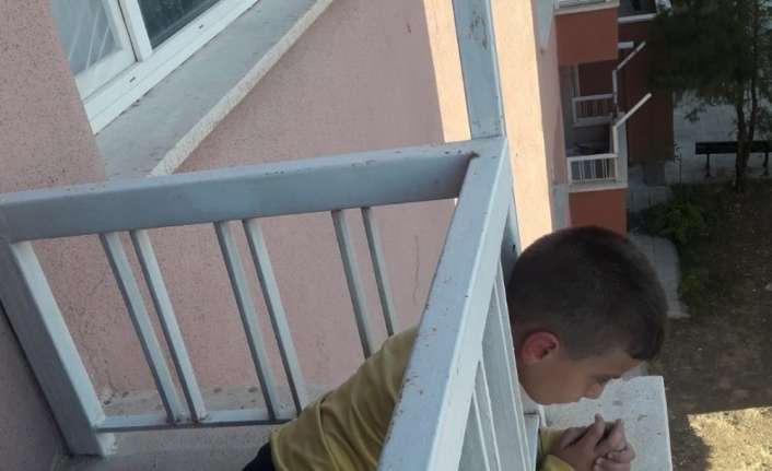 KAFASI BALKON KORKULUKLARINA SIKIŞAN ÇOCUĞU İTFAİYE KURTARDI