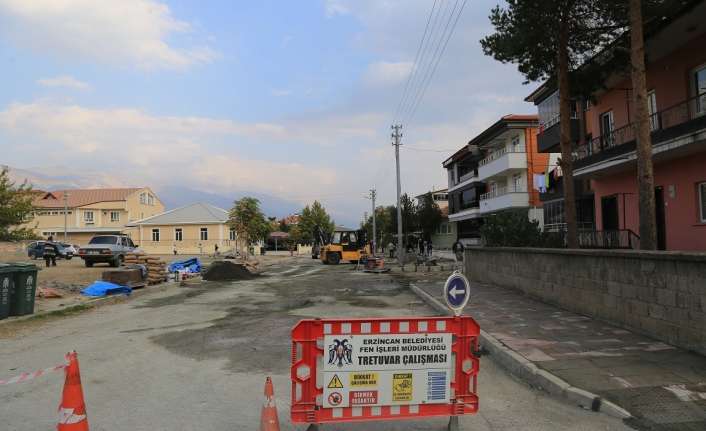 Erzincan Belediyesi Fen İşleri müdürlüğü ekipleri, cadde ve sokaklarda kaldırım