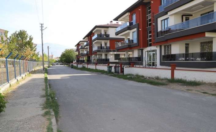 Erzincan Belediyesi Fen İşleri Müdürlüğü Ekipleri kaldırım olmayan sokaklarda ve