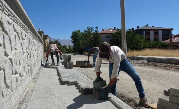 Erzincan’da, cadde ve sokaklarda kaldırım yenileme çalışmaları devam ediyor.