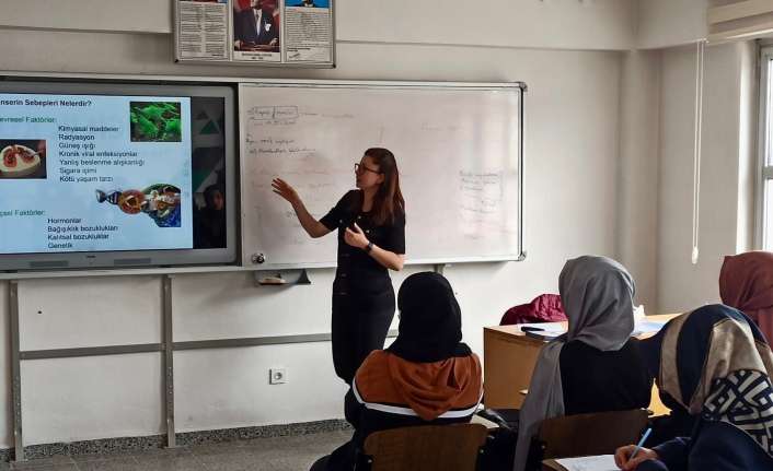 Erzincan’da halk eğitimi programı dâhilinde kanserde erken teşhisin önemi anlatıldı.