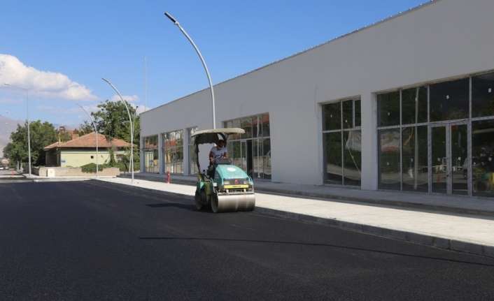 Erzincan Belediyesi, Kapalı Halk Pazarı çevresinde yapılan çevre düzenlemesi çalışmalarını