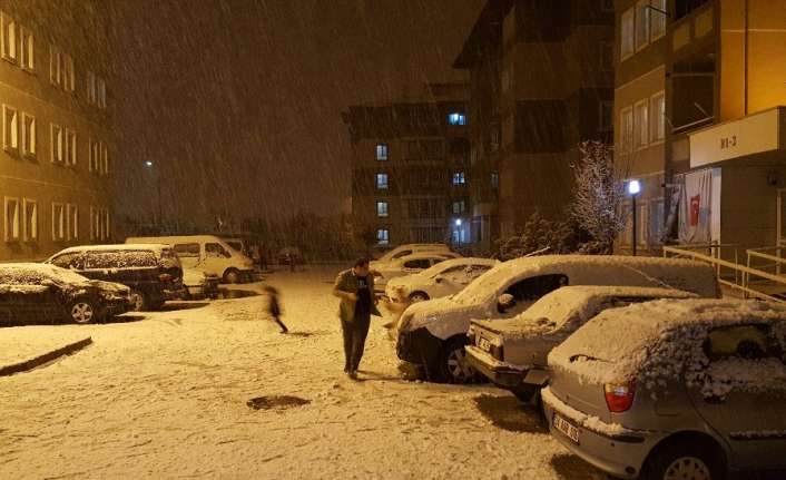 Erzincan’da gece saatlerinde başlayan kar yağışı kent merkezinde çocuklar için