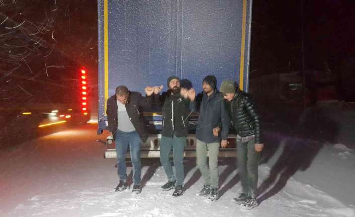 Erzincan’da kar ve tipi nedeniyle onlarca tır sürücüsü yolda kaldı.