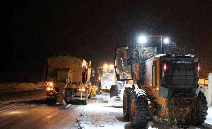 Erzincan’ın yüksek kesimlerinde etkili olan yoğun kar yağışı ve tipi