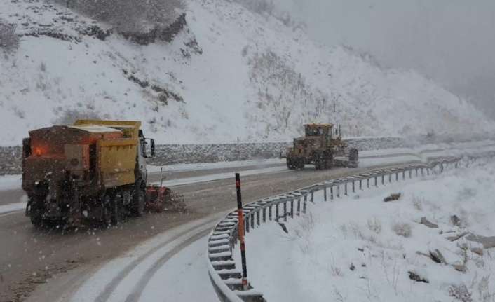 Kar ve tipi dolayısıyla ulaşıma kapanan Mercan-Çat yolu karayolları ekiplerinin