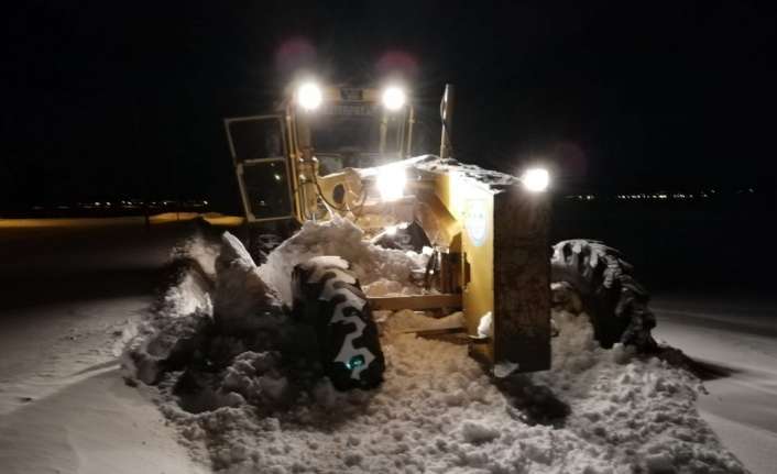 Erzincan’ın Refahiye ilçesine bağlı Gazipınar köyünde rahatsızlanan vatandaş, karla mücadele