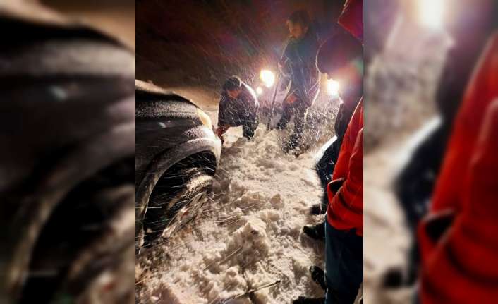 Erzincan’da kara saplanan otomobil başka bir araca halat bağlanıp çekilerek