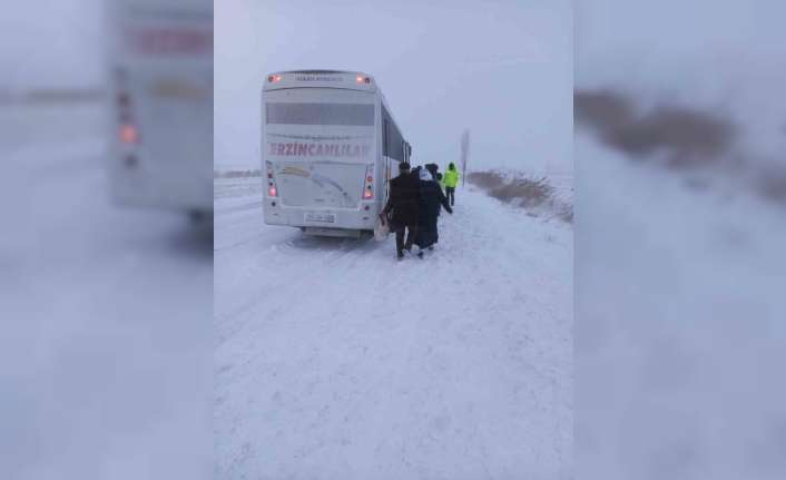 Erzincan’ın Tercan ilçesinde kara saplanarak hareket kabiliyetinden mahrum kalan otobüsteki