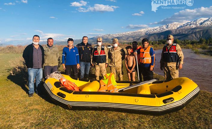 Erzincan’da hayvan sürüsünü geçirmek isterken suların yükselmesiyle birlikte Karasu Nehrinin