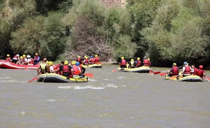 Erzincan’ı doğudan batıya bölen Karasu Nehri’nde adrenalin tutkunu yerli ve