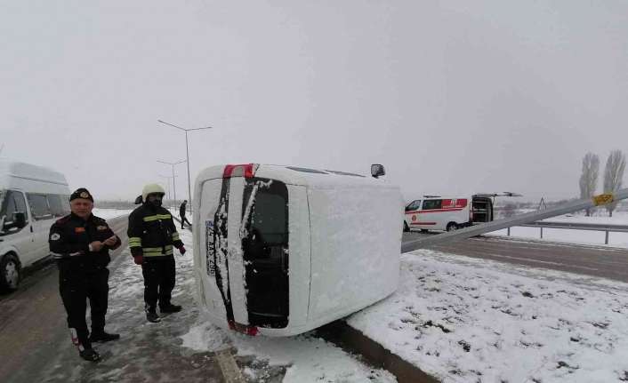 Erzincan’da kar yağışıyla birlikte kayganlaşan yolda kayıp elektrik direğine çarpan